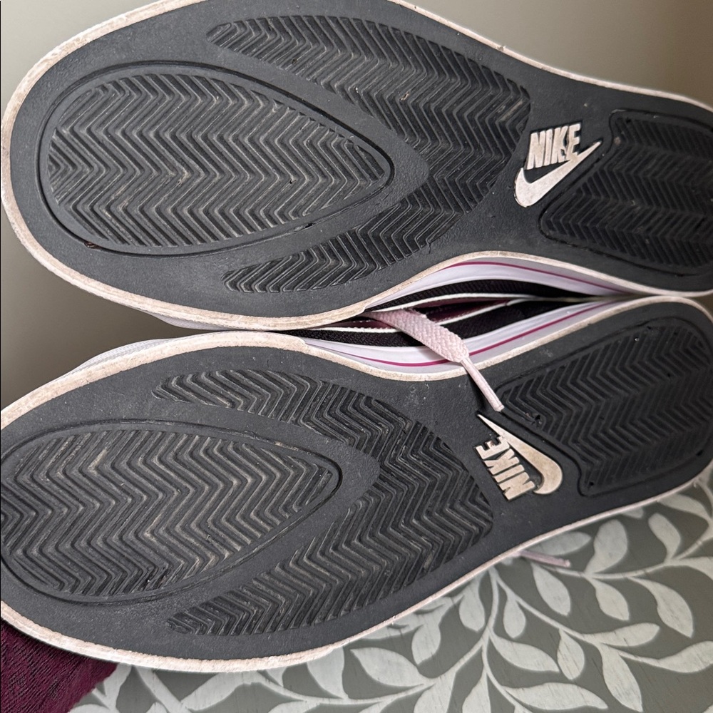 Nike Women's Black and Light Pink Sneakers sz 9 - Picture 6 of 9